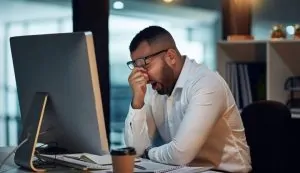 A imagem demonstra uma pessoa sofrendo de sono excessivo