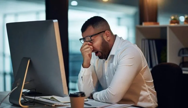 A imagem demonstra uma pessoa sofrendo de sono excessivo