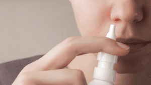 Uma mulher descobrindo como desentupir o nariz