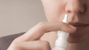 Uma mulher descobrindo como desentupir o nariz