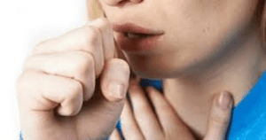 pessoa tossindo com tosse seca