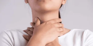 Menina com afta na garganta