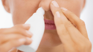 pessoa usando antialérgico para rinite