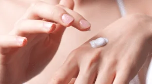 pessoa aprendendo como hidratar a pele