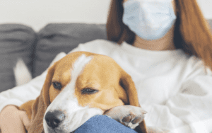 mulher com alergia a cachorro