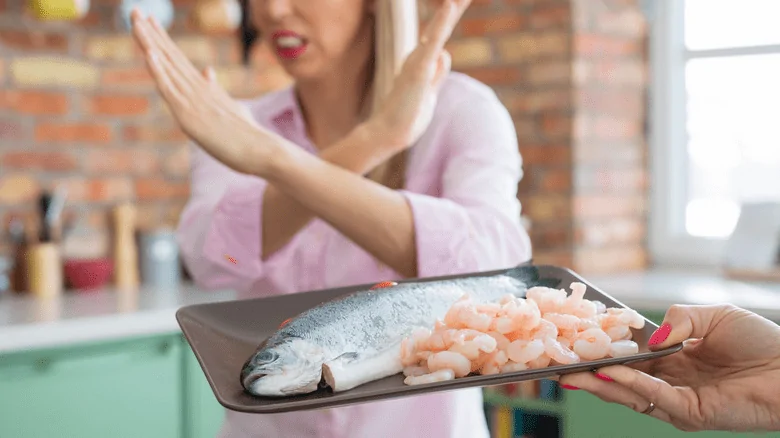 pessoa com alergia a camarão