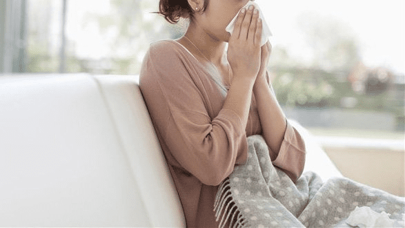 uma pessoa com sintomas respiratórios de alergia a ácaros