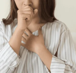 Uma pessoa tossindo e precisando de remédio para tosse