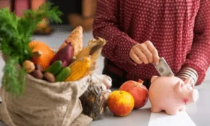 uma pessoa economizando em sua dieta de pobre para perder peso