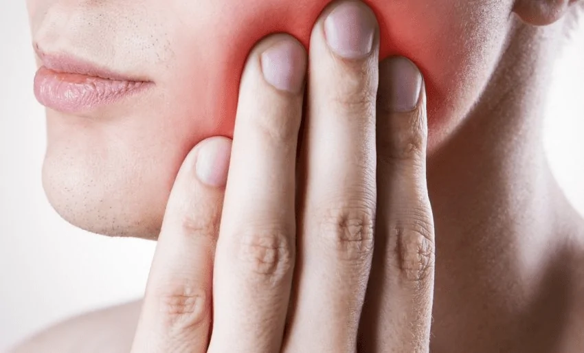 Uma pessoa precisando de remédio para dor de dente