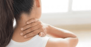 Pessoa com dor na nuca