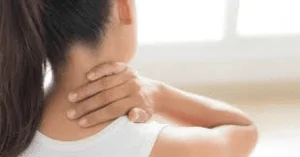 Pessoa com dor na nuca