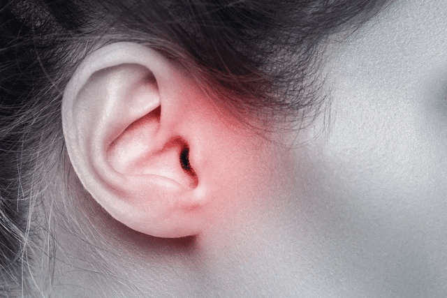 Pessoa com dor precisando de remédio para dor de ouvido
