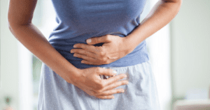 pessoa com dor de estômago