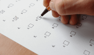 Uma pessoa fazendo um teste de qi