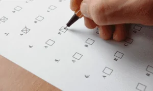 Uma pessoa fazendo um teste de qi