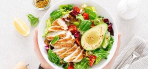 Foto de um prato de refeição sauável com fatias de frango e abacate