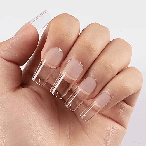 Pessoa depois de fazer um curso de unhas de fibra