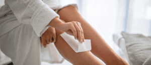 Pessoa se depilando depois de fazer curso de depilação