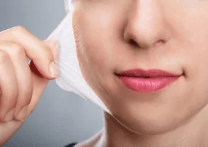 Uma pessoa tirando a máscara depois de fazer um curso de estética facial