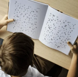 Criança com dislexia sintomas