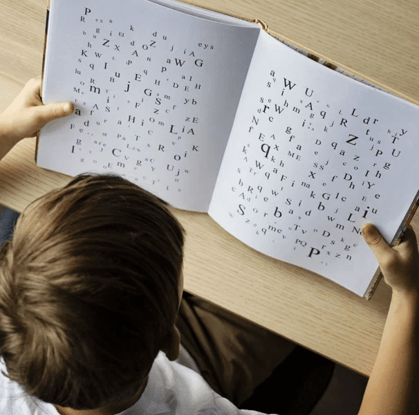 Criança com dislexia sintomas