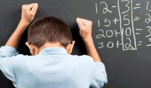 Criança com dificuldade de entender os números por conta da discalculia