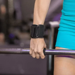 homem segurando peso e utilizando strap