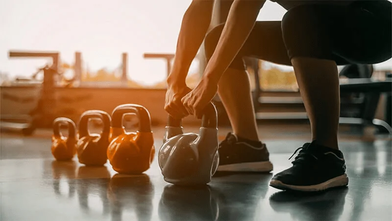Uma pessoa treinando musculação depois de adquirir uma planilha treino musculação