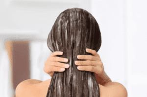 Uma mulher fazendo tratamento com botox capilar