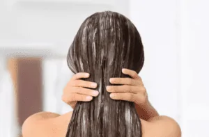 Uma mulher fazendo tratamento com botox capilar