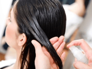 Uma pessoa a prendendo como usar babosa no cabelo