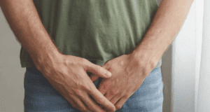 Homem com candidíase masculina