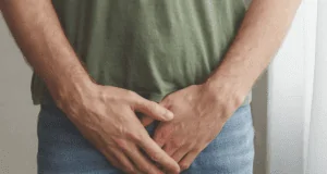 Homem com candidíase masculina