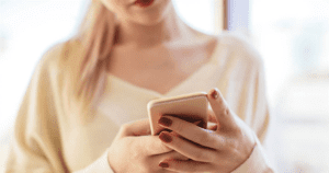 Uma mulher recebendo atendimento de psicologos online pelo celular