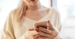 Uma mulher recebendo atendimento de psicologos online pelo celular
