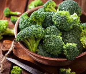 Benefícios do brócolis em uma porção de brócolis na tigela