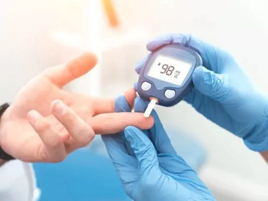 Pessoa medindo insulina de diabetes tipo 2