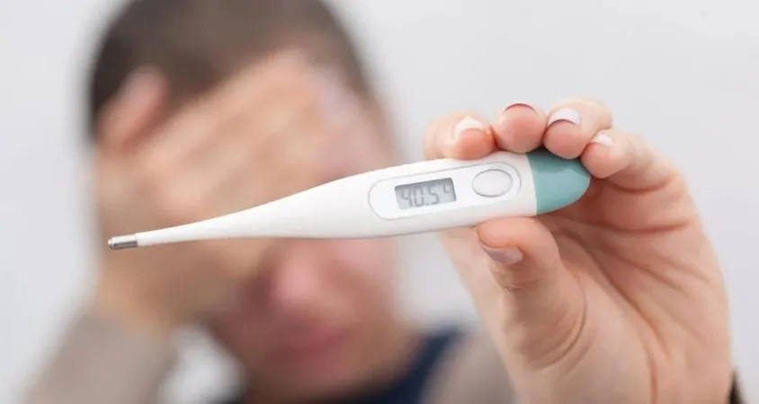 Pessoa com febre após medir a temperatura normal do corpo