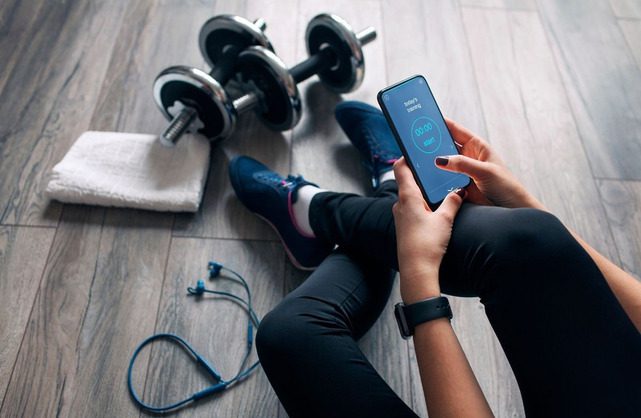 Uma pessoa usando um app para montar treino de musculação grátis
