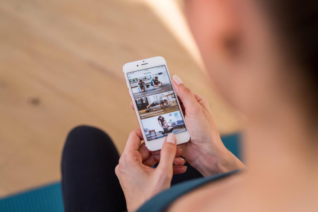 Uma pessoa usando um app para montar treino de musculação grátis