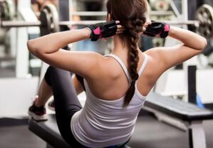 Uma pessoa fazendo exercício físico na academia