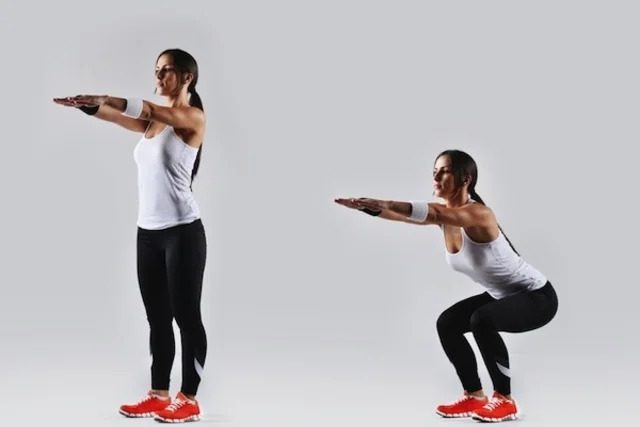 Pessoa fazendo agachamento como exercício para lombar