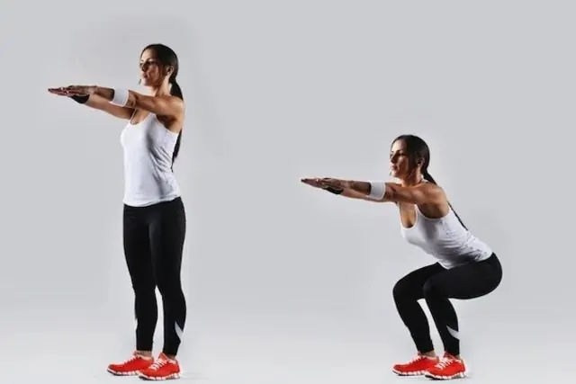 Pessoa fazendo agachamento como exercício para lombar