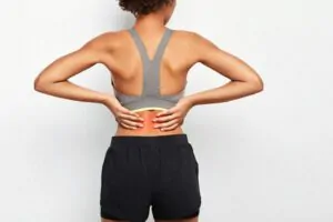 Um homem com dor na lombar