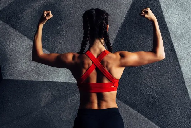 Mulher mostrando costas depois de fazer exercicio costas