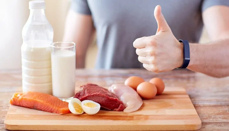 Homem com alimentos que tem fósforo