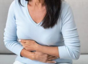 Pessoa precisando de remédio para dor no estômago.