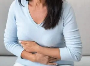 Pessoa precisando de remédio para dor no estômago.