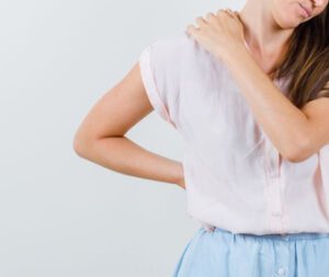 Pessoa precisando de remédio para dor muscular